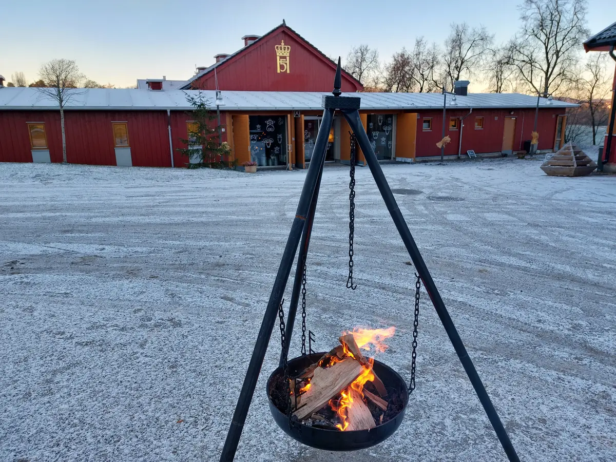 En bålpanne med bål utenfor stallen på Bygdø Kongsgård. 