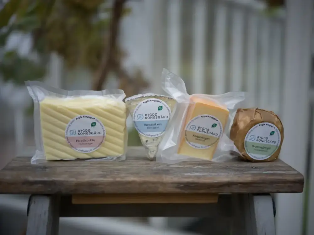 Fire oster fra Bygdø Kongsgård på en fjøl. 