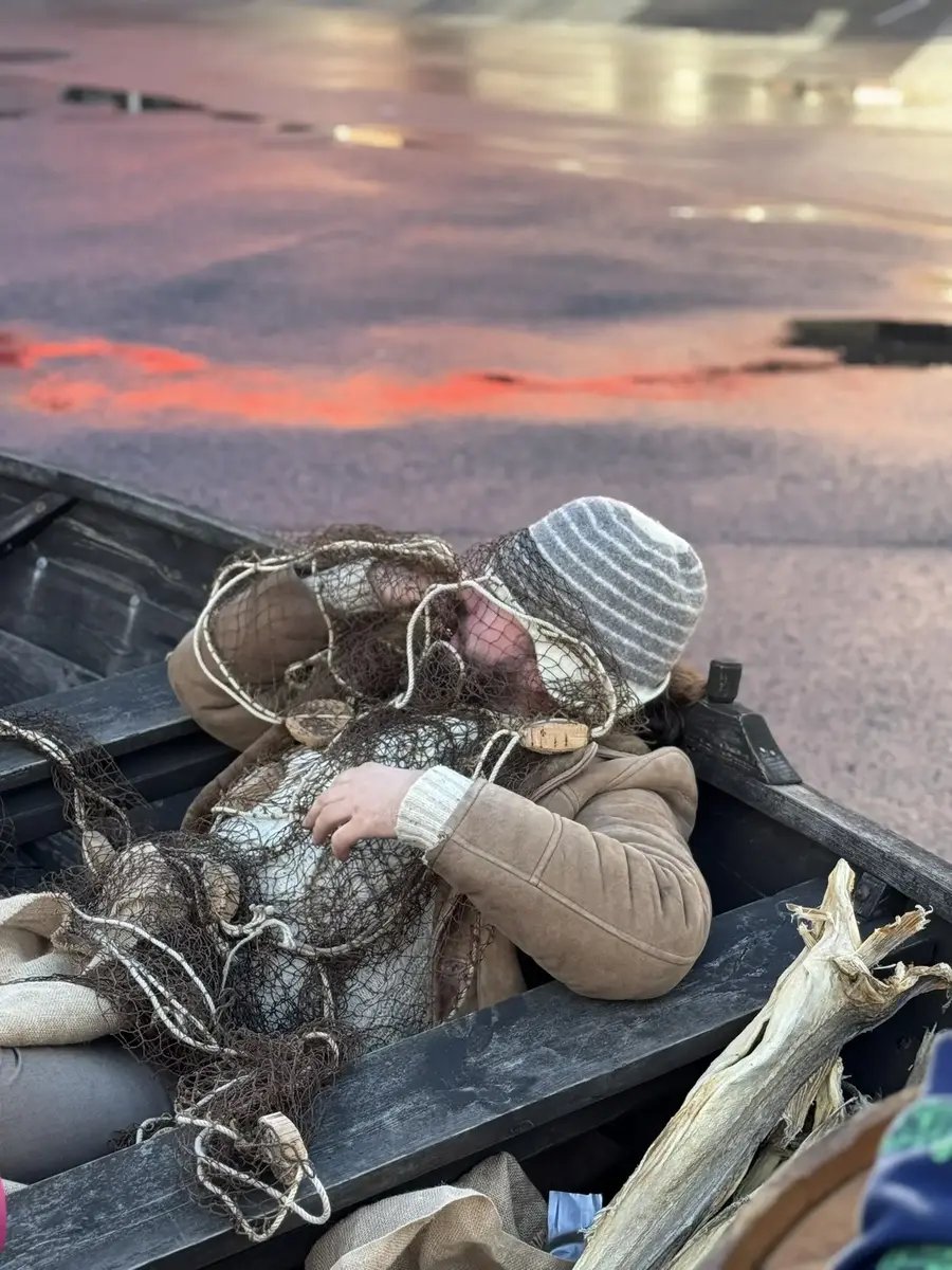 Vi har fanget en tyv som gjemte seg i robåten! Han ble fanget med fiskegarn