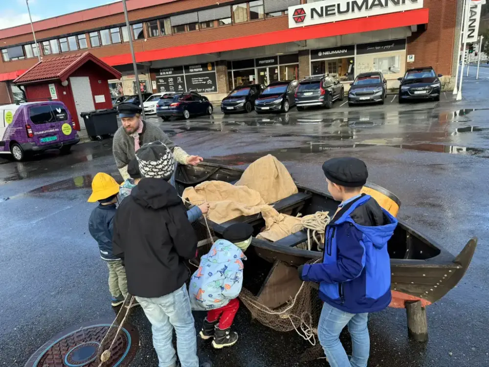 Barna stpr dundt robåten på jakt etter tyven