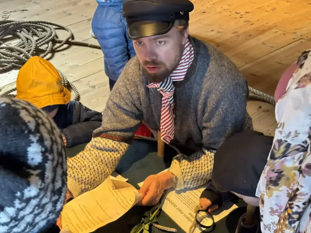 Fra forestillinge "jakten på den siste sildetønnen" leser hovedpersonen opp et brev fra tyven til barna