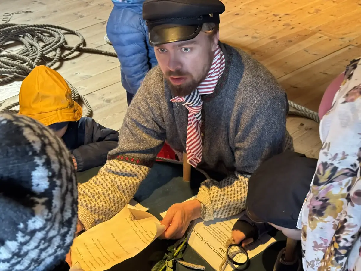 Fra forestillinge "jakten på den siste sildetønnen" leser hovedpersonen opp et brev fra tyven til barna