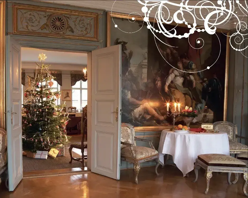 Et pyntet juletre kan ses gjennom åpne dører i en av stuene på Bogstad gård. 
