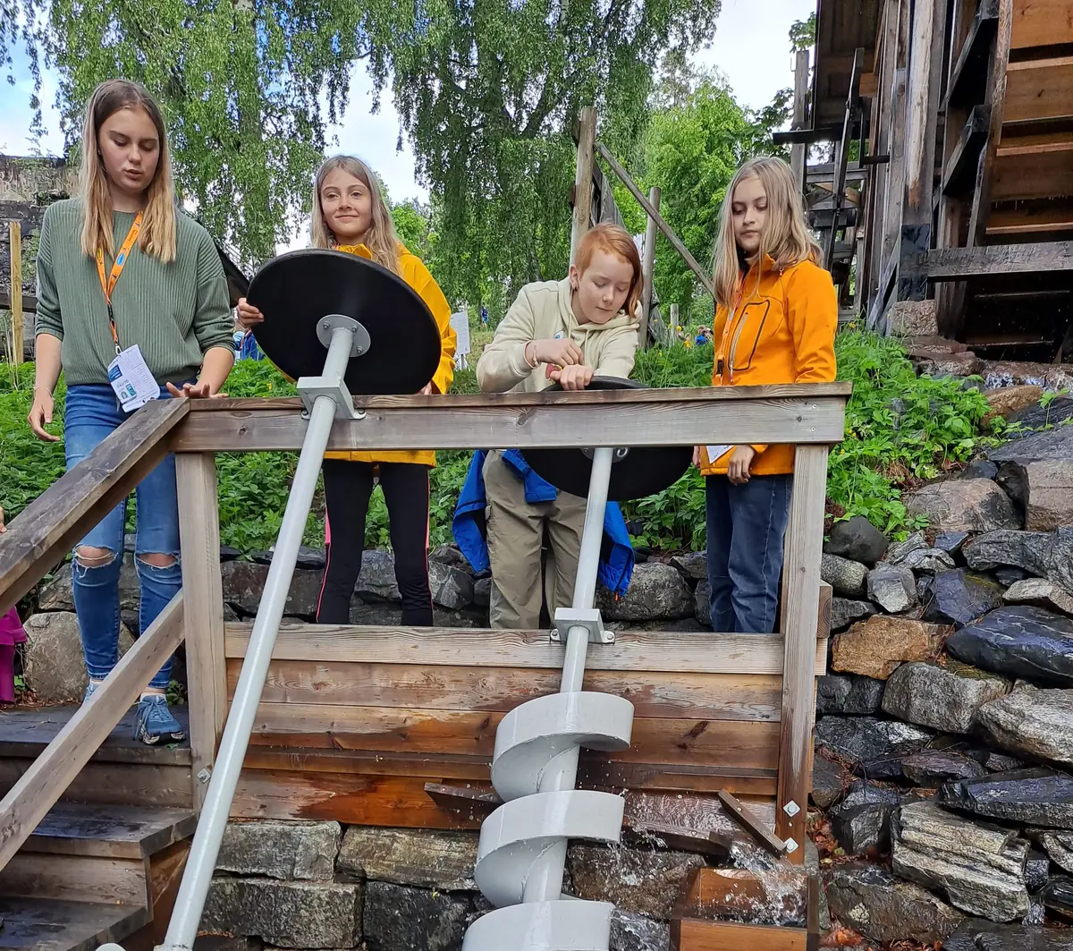 Bilder av skoleelever som prøver Arkimedes skole, en av vannkraftsmodellene på Labro. 