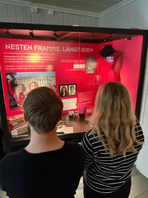 Mathias og Vilde ser inn i monteren "Nesten framme, langt igjen".