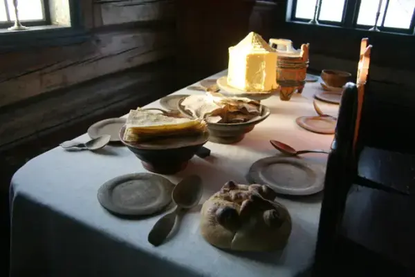 Bilde i Sørhovstua som viser et julepyntet bord. 