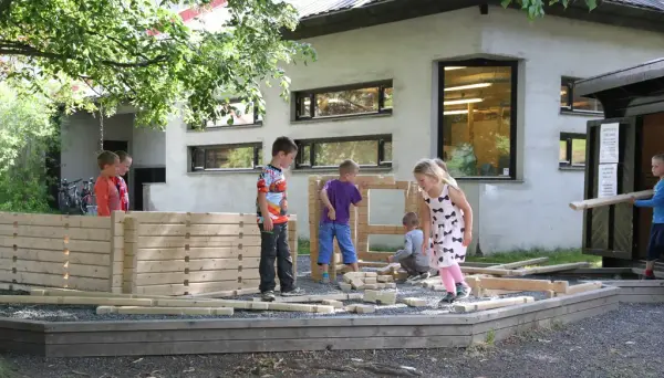 Bilde av fem barn som leiker med laftesett. 
