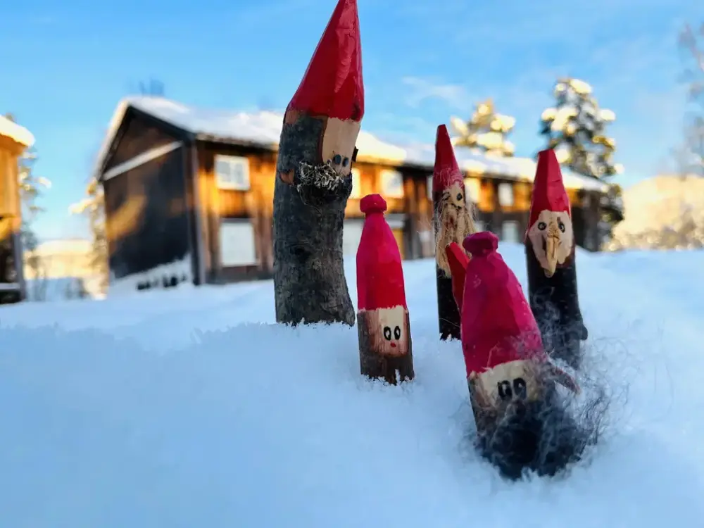 Dekorasjon med nisser i snøen på tunet på Rindal skimuseum