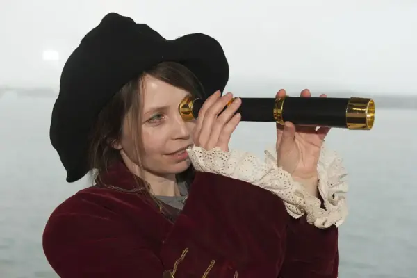 Petra Piratjeger med kikkert, på jakt etter pirater