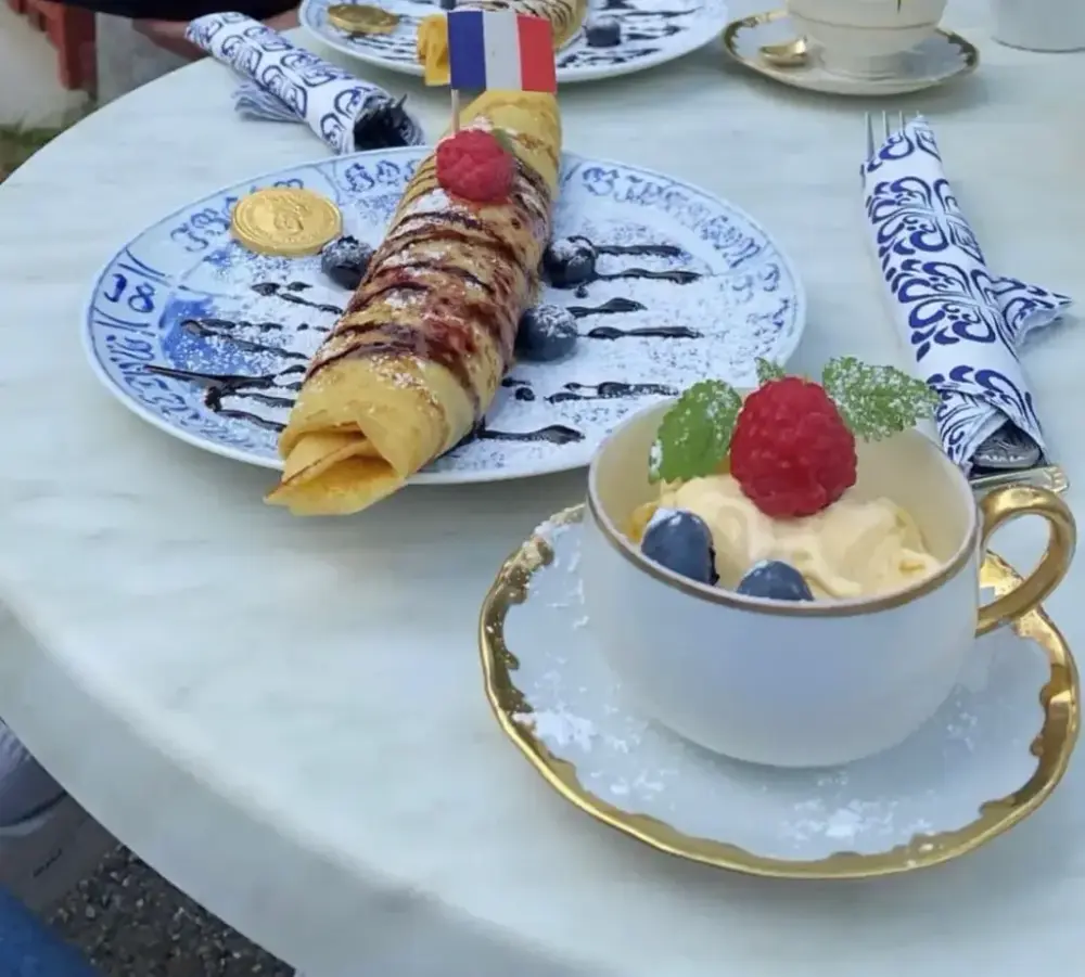 pannekaker og is i kopp i cafe 