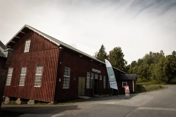 Bilde av bygningen som huser Labromuseenes resepsjon. Tidligere var bygningen reimverkssted. 