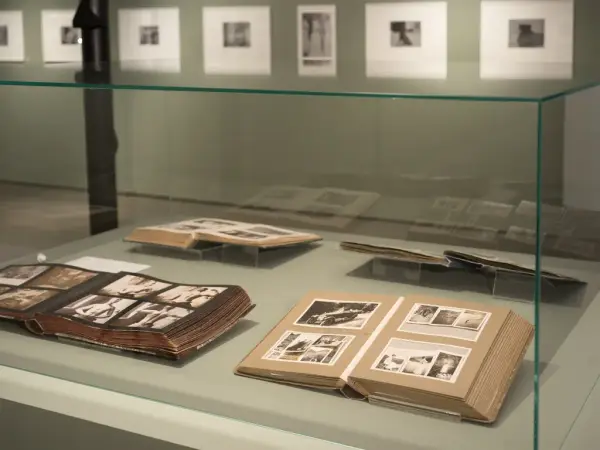 Detaljer fra fotoutstillingen "Godseierens bikk" i Galleri Østfløyen på Bogstad gård. 