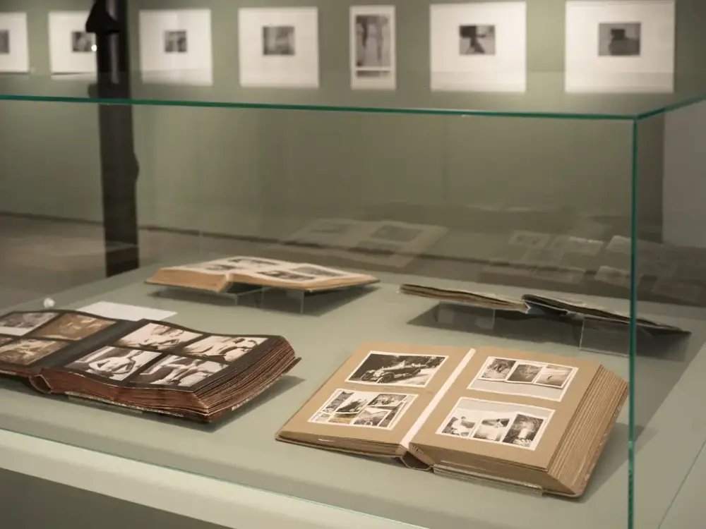 Detaljer fra fotoutstillingen "Godseierens bikk" i Galleri Østfløyen på Bogstad gård. 