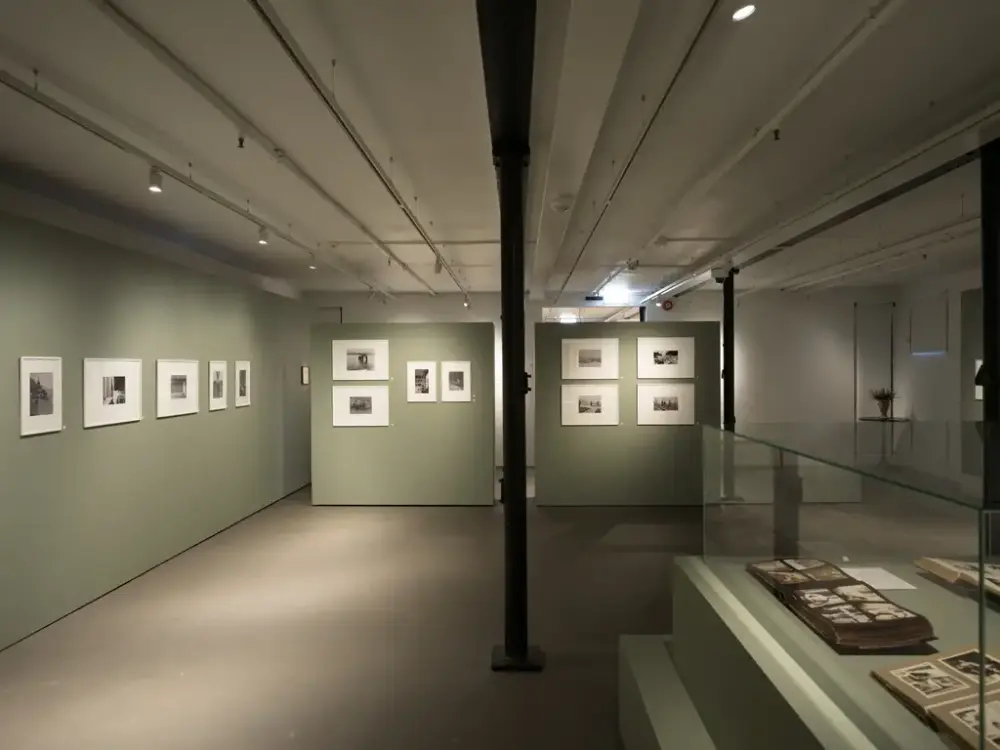 Detaljer fra fotoutstillingen "Godseierens bikk" i Galleri Østfløyen på Bogstad gård. 