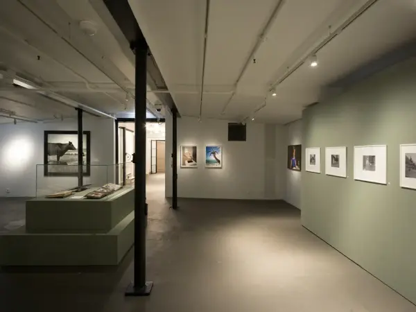 Detaljer fra fotoutstillingen "Godseierens bikk" i Galleri Østfløyen på Bogstad gård. 