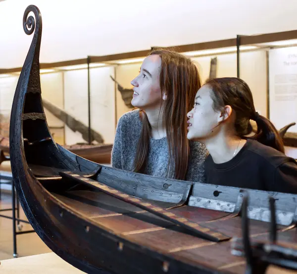 Modell av Osebergskipet i vikingtidsutstillingen på Bergens Sjøfartsmuseum