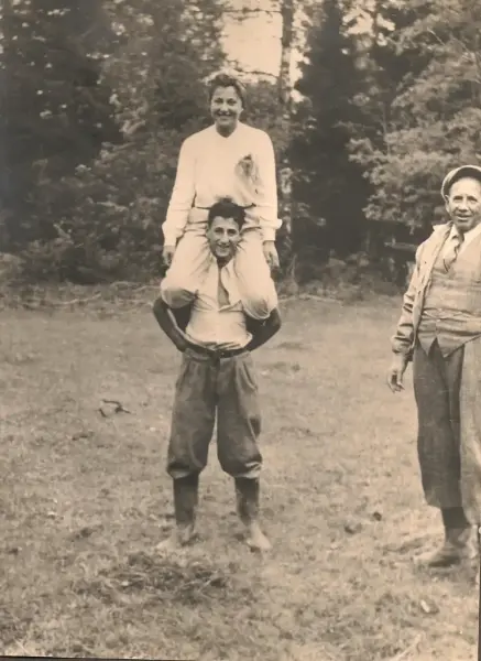 Marie på skuldrene til broren Frank. Pappa Israel Sachnowitz til høyre. 