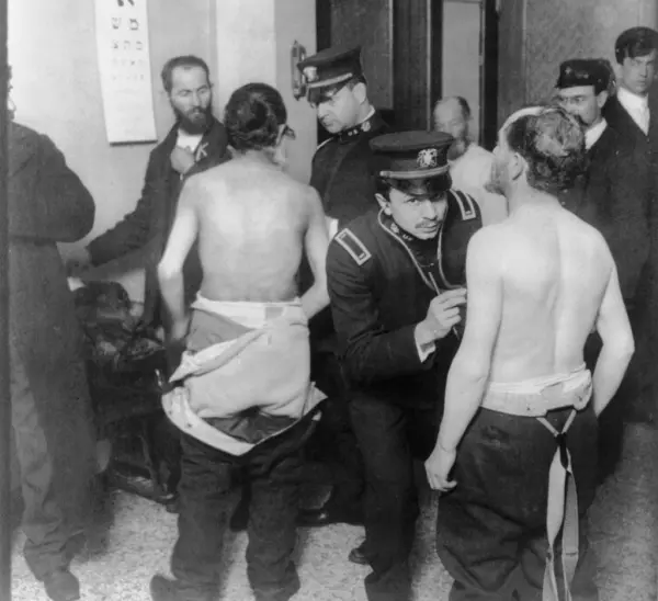 Migranter gjennomgår obligatorisk legesjekk etter ankomst Ellis Island, New York.