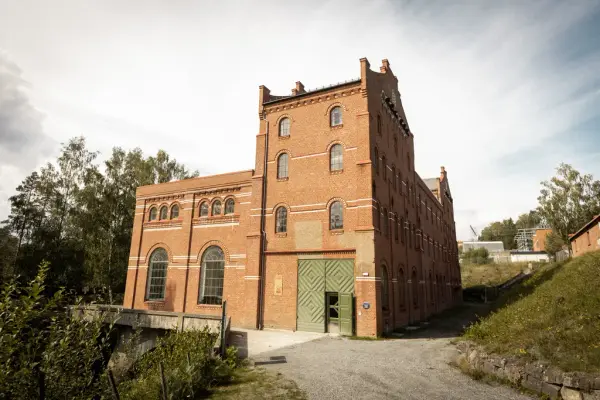 Bilde av framsiden av Labro kraftstasjon, med inngangspartiet. 