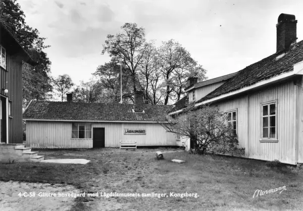 Historisk bilde av Glitre gård etter at det ble museum. Vaktmesterboligen til venstre i bildet. 