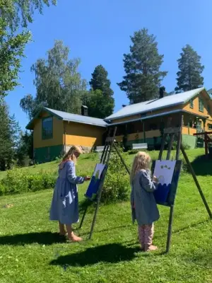 Barn som maler på staffeli