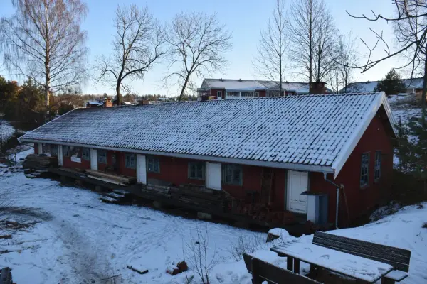 Bilde av Soldatbrakka om vinteren. Her holder Buskerud bygningsvernsenter til.