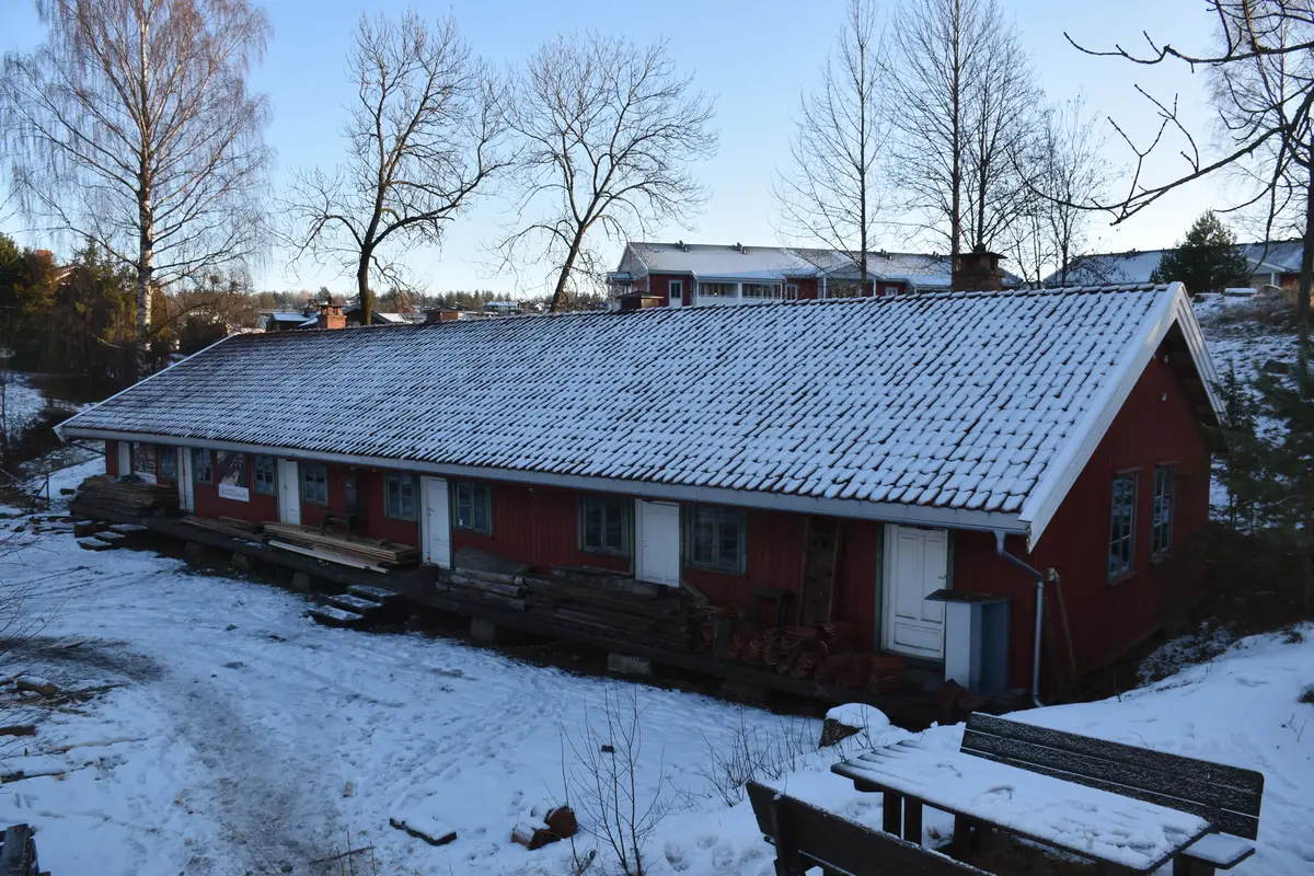 Bilde av Soldatbrakka om vinteren. Her holder Buskerud bygningsvernsenter til.