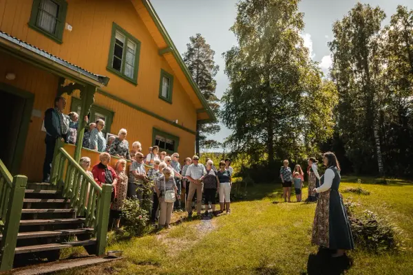 Gruppe foran kunstnerhjemmet