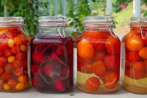 Krukker med fermenterte grønnsaker. 