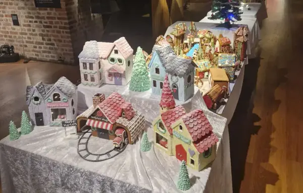 Papperkakehus i forskjellige farger på et bord. 