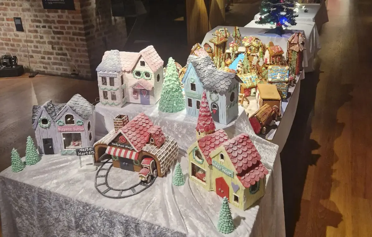 Papperkakehus i forskjellige farger på et bord. 