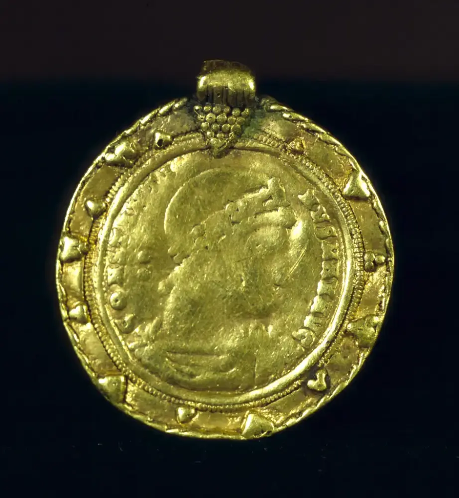 Sollidus i gull preget med keiser Konstantin. Den har en hempe og kan ha vært brukt som et smykke