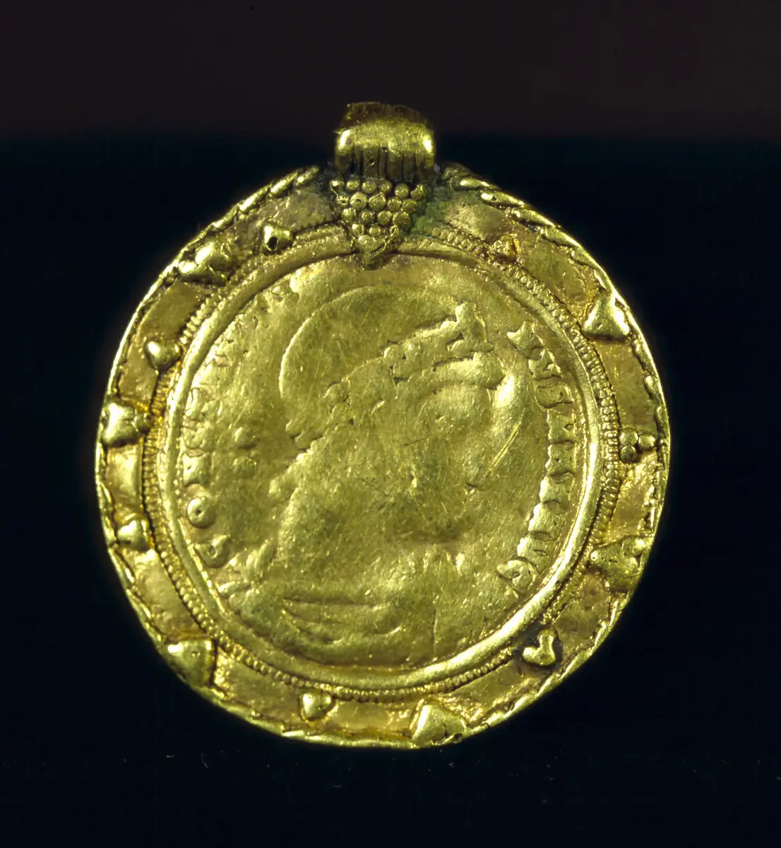 Sollidus i gull preget med keiser Konstantin. Den har en hempe og kan ha vært brukt som et smykke