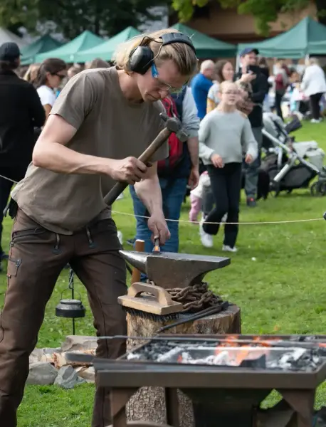 En smed smir. Publikum rundt. 