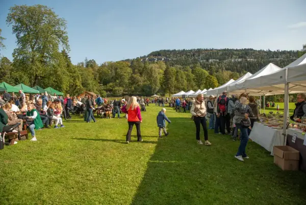 Markedsboder og publikum på Høstdagen på Bogstad gård. 