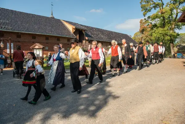 Bunadskledde dansere på Høstdagen på Bogstad gård. 