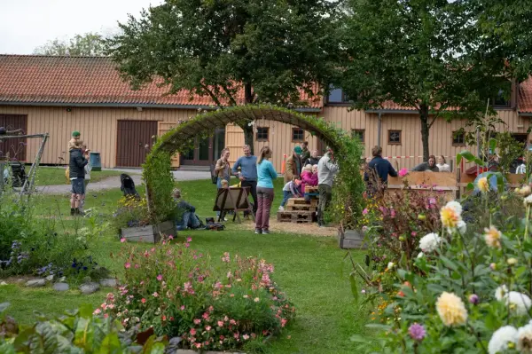 Publikum p høstdagen på Bogstad gård. 