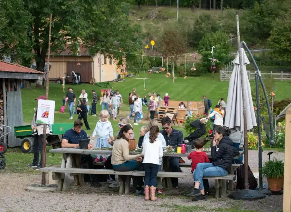 Barn og voksne på Høstdagen på Bogstad gård. 