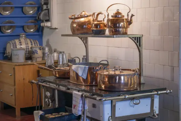 En gammeldags komfyr full av kjeler. 