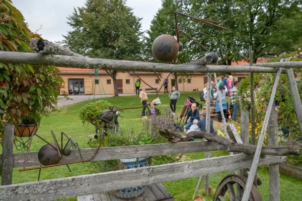 En kunstinstalasjon av metall og tre.