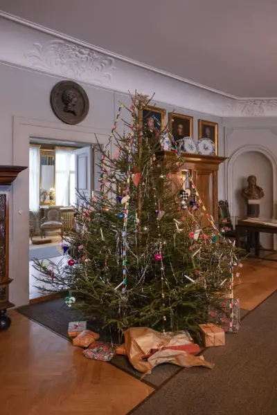 Et pyntet juletre med pakker under. 