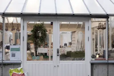 Inngangen til Gartneriet pyntet med julekrans. 