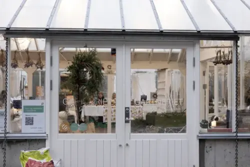 Inngangen til Gartneriet pyntet med julekrans. 