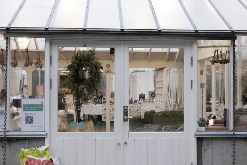 Inngangen til Gartneriet pyntet med julekrans. 