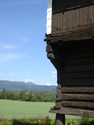 Kittelsen hadde utsikt mot Kjørkebygda og Drotningegutua. I stabburet malte han pesta.