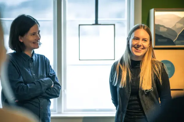 Smilande museumsomvisar og publikum