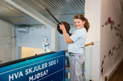 Jente fisker på liksom i Mjøsas ark, og får gammel melkekartong på kroken. 