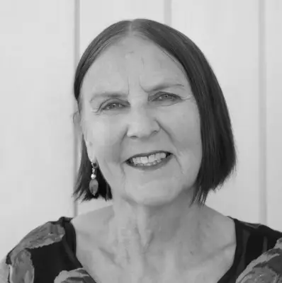 Portrett av Ingunn Kleppan. Svarthvitbilde. Hun har halvlangt mørkt hår