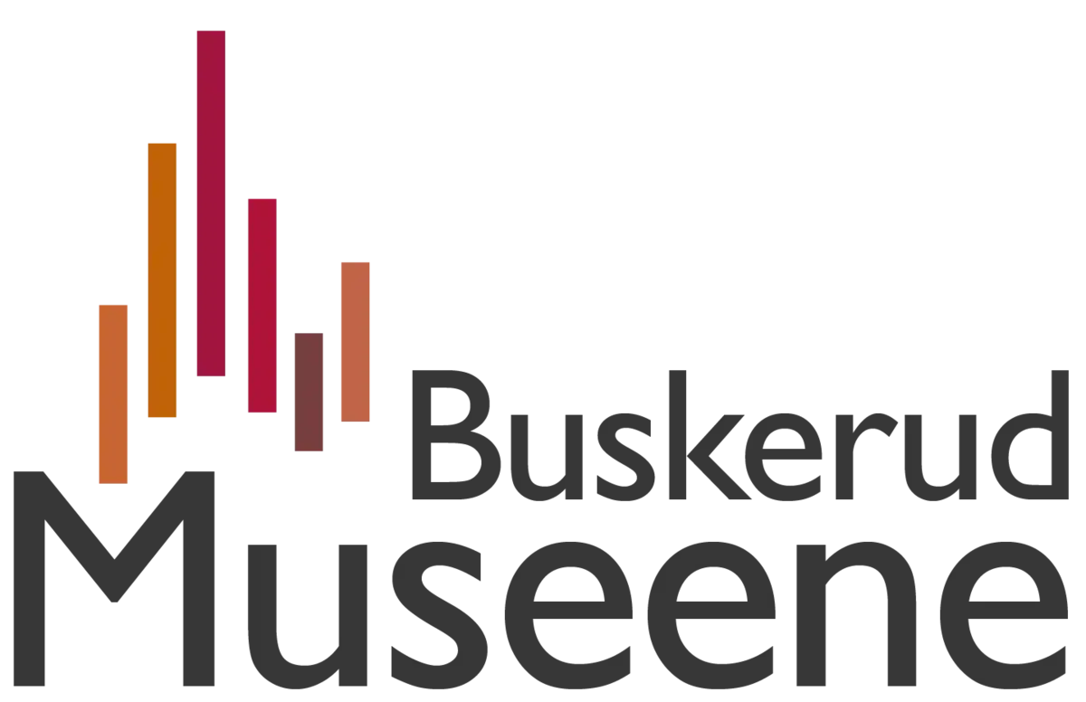 Buskerudmuseenes logo. Seks vertikale streker i rød- og bruntoner til venstre for ordet "Buskerud", under står det skrevet "Museene".