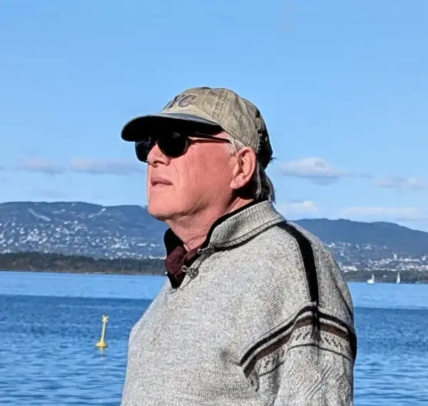 Erik Edvardsen ser ut over havet. 